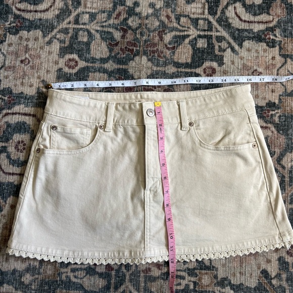 American Eagle Stretch Low-Rise Crochet Denim Micro Skort. Size 6 - Picture 2 of 7